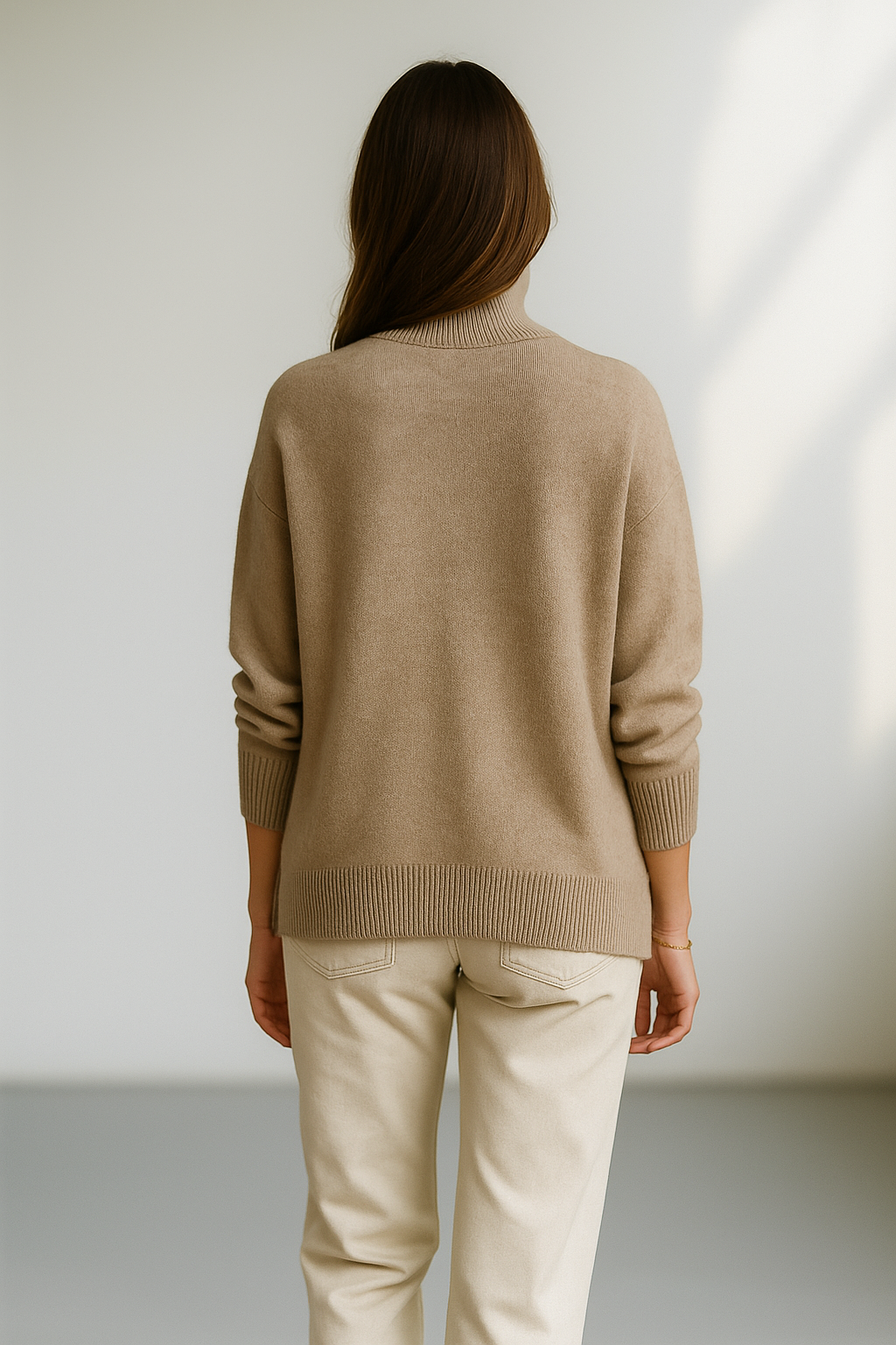 Beige cashmere-rullekravesweater med lange ærmer til kvinder